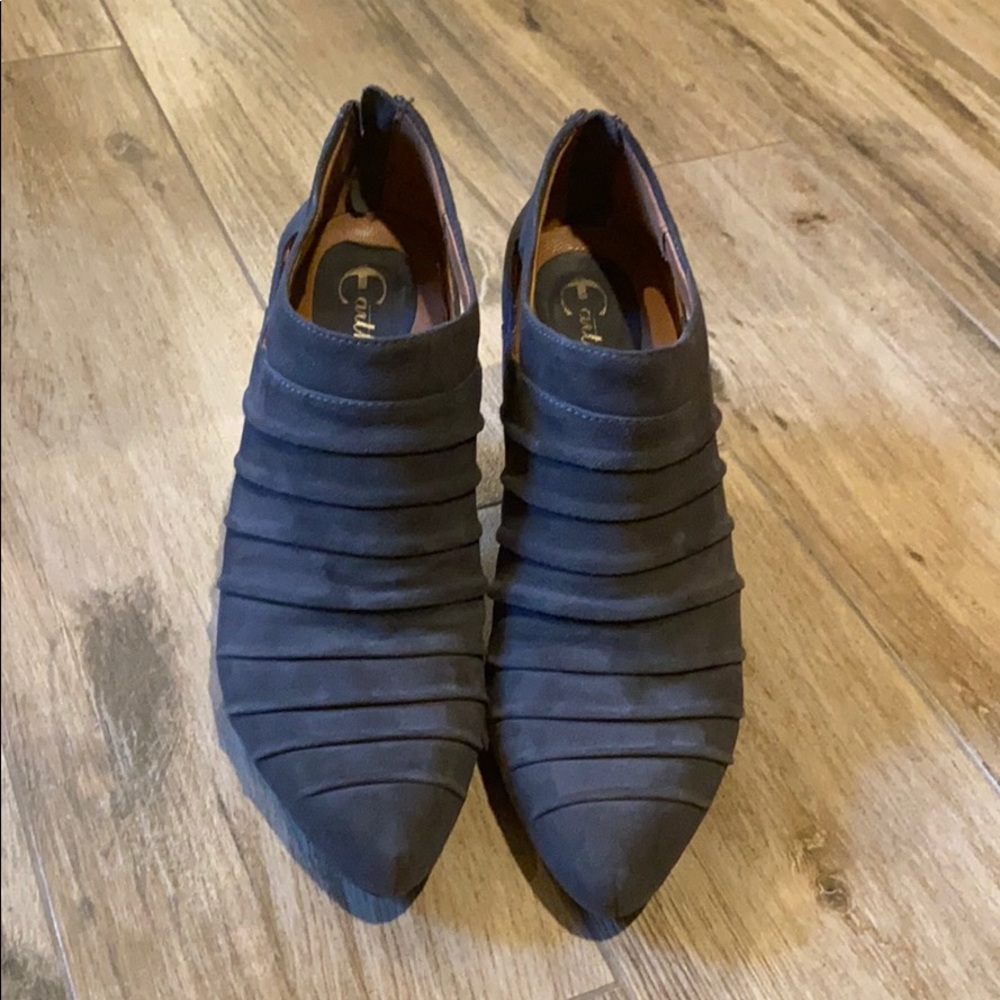 EUC Earthies Grey Booties